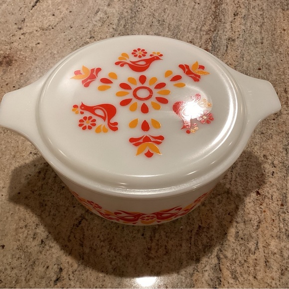 Pyrex 2.5 qt casserole in Friendship pattern - Picture 2 of 6